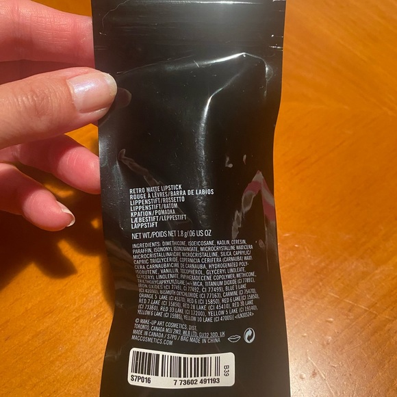 MAC Retro Matte Lipstick Relentlessly Red - Picture 11 of 16